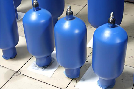 搜蓄能器出現油箱噴油的現象，如何解決？