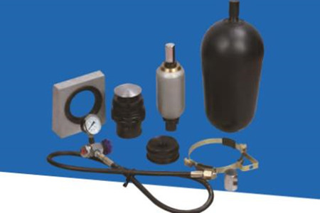 蓄能器出現油箱噴油的現象，如何解決？